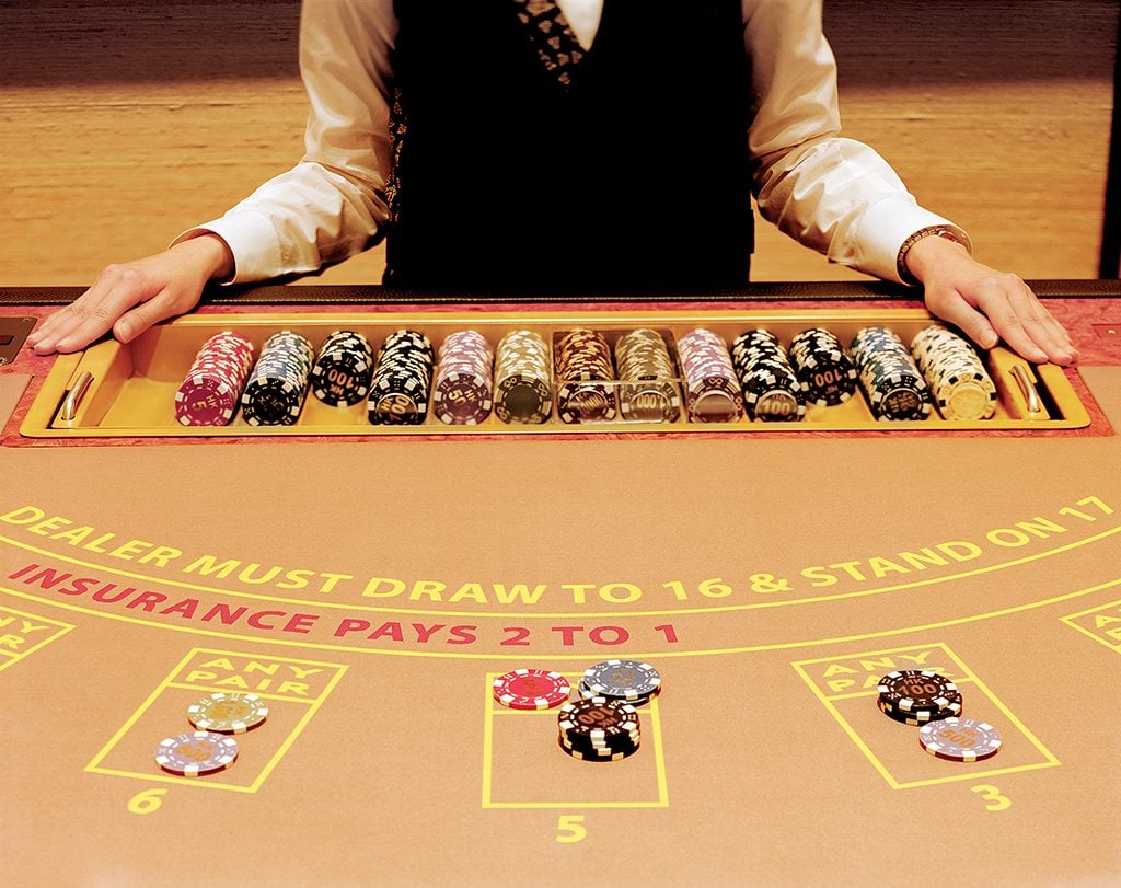 gestisce il tavolo da gioco al casino codycross